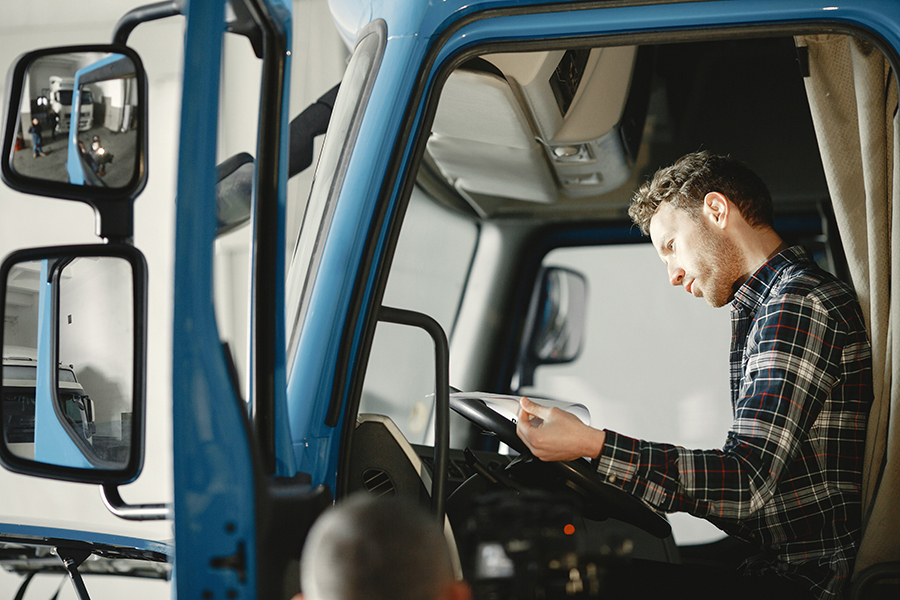 Employé du secteur des transports dans un camion