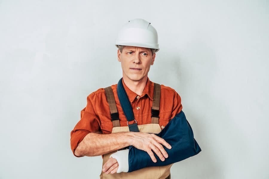 Homme ayant le bras cassé suite à un accident du travail