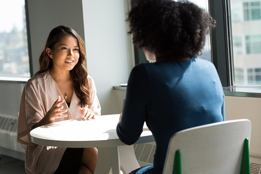 Employés discutant autour d'une table